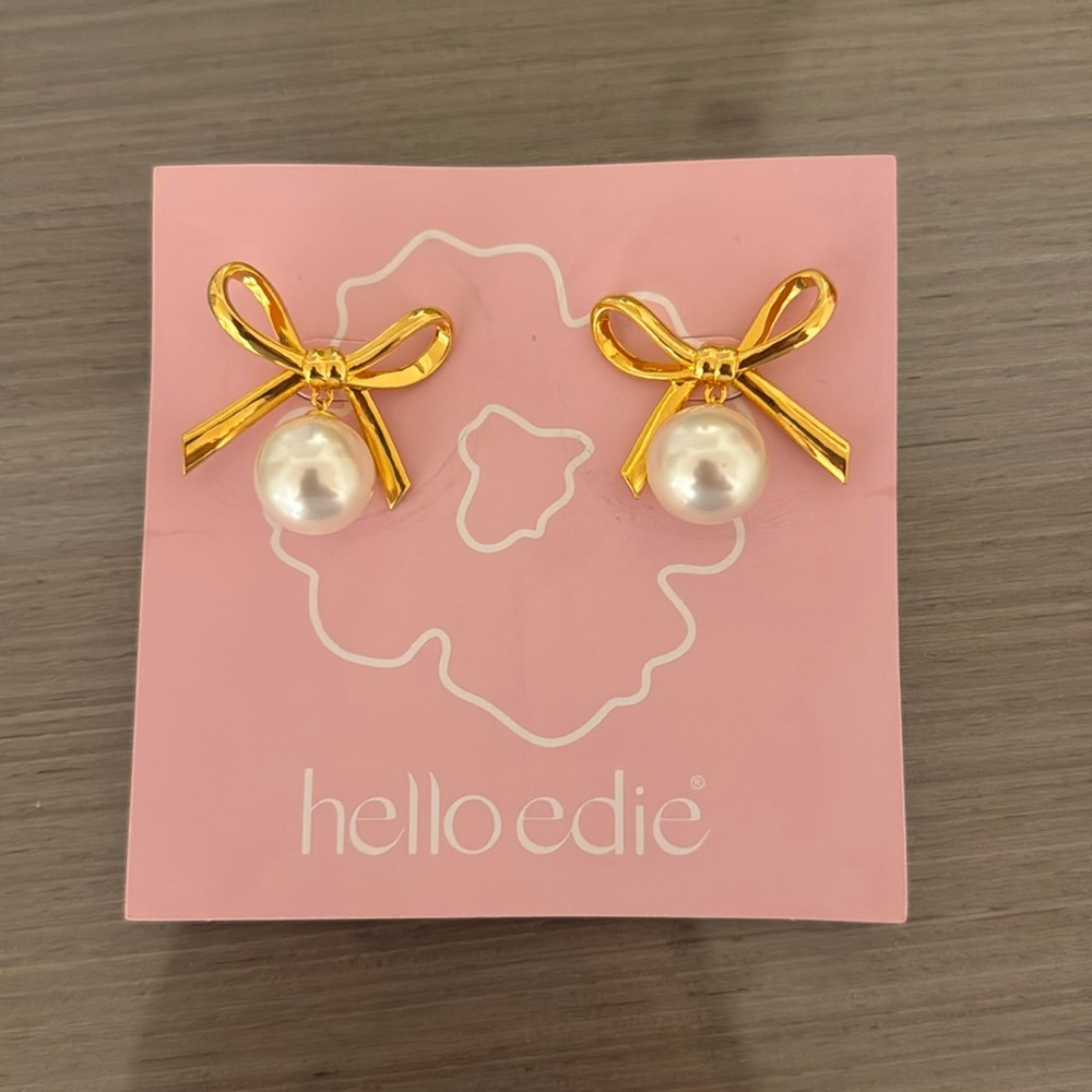 Super cute pearl and bow gold earrings